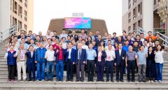 配合营制了温暖而强烈热闹围